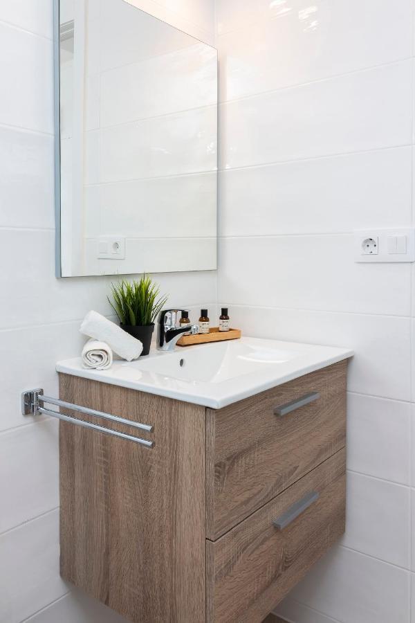 Homeforguest Modern And Recently Renovated Apartment In Arona Арона Екстериор снимка