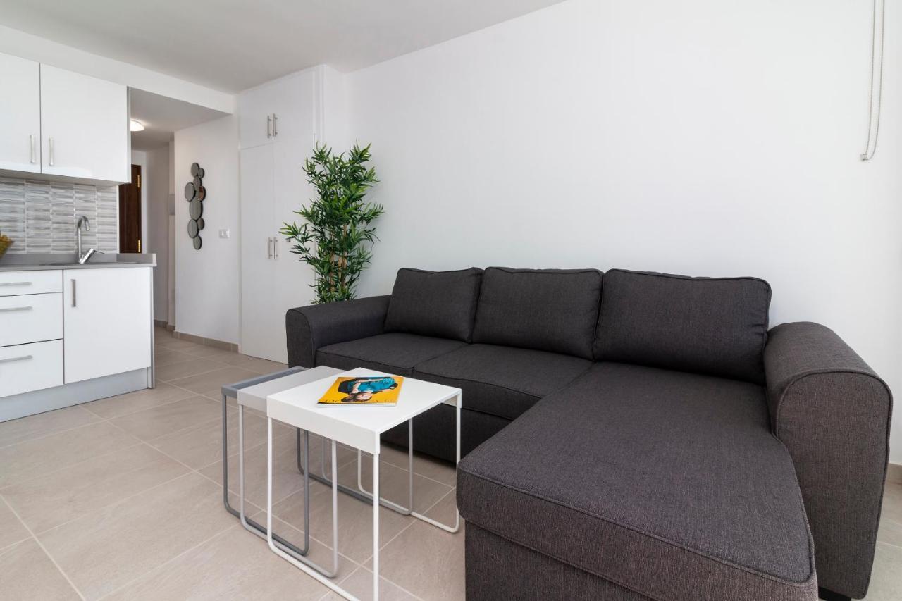 Homeforguest Modern And Recently Renovated Apartment In Arona Арона Екстериор снимка