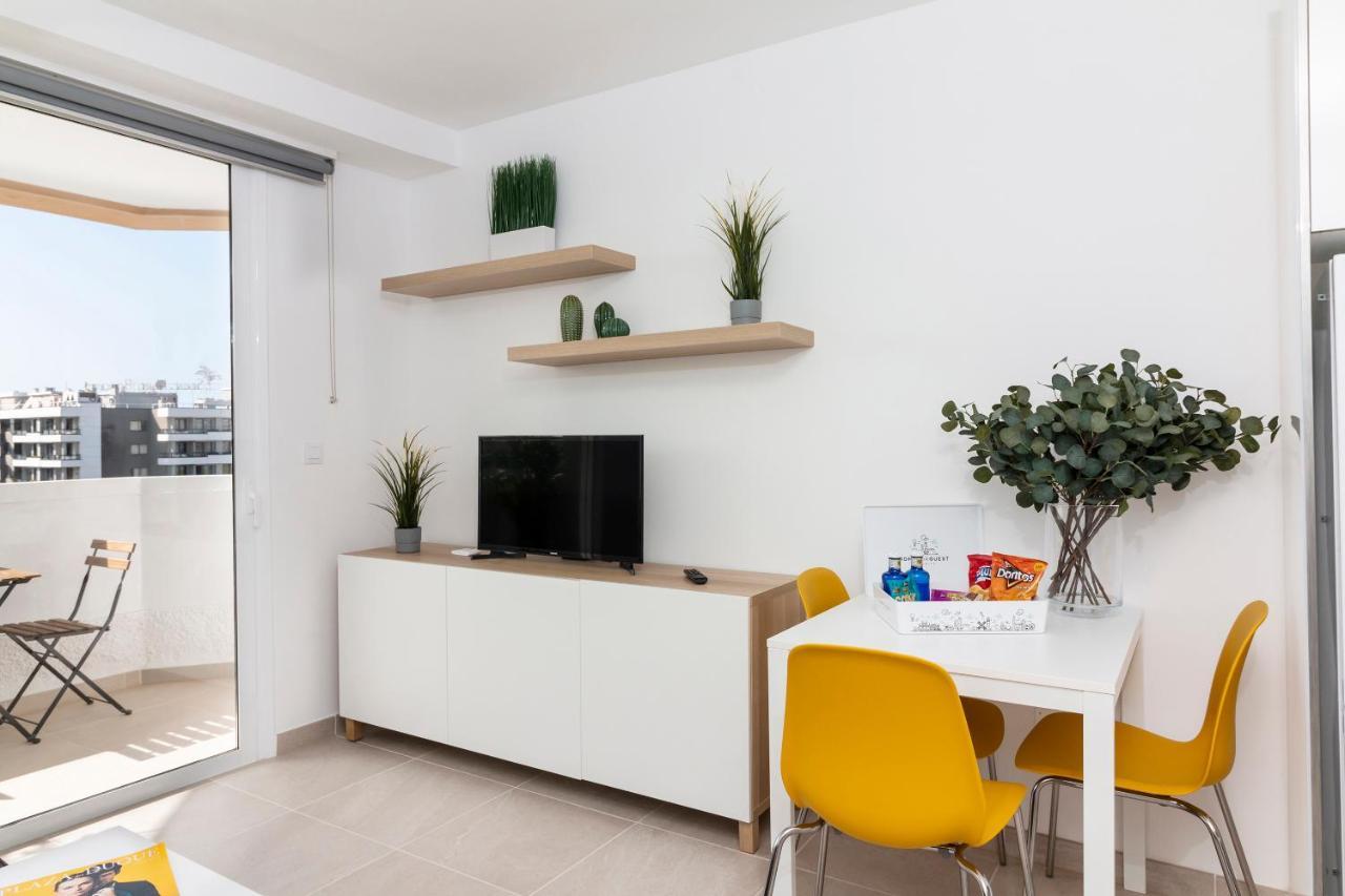 Homeforguest Modern And Recently Renovated Apartment In Arona Арона Екстериор снимка