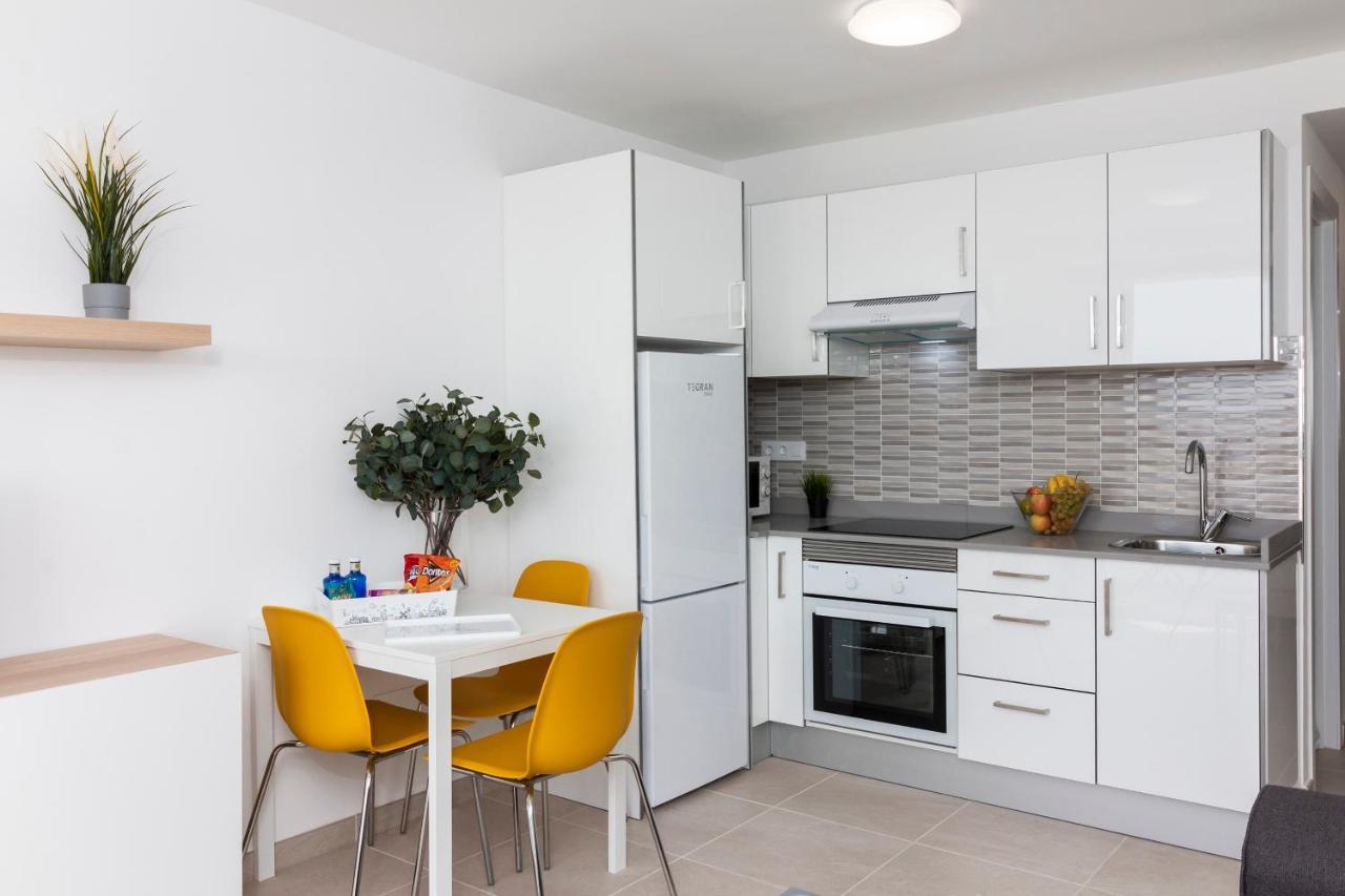 Homeforguest Modern And Recently Renovated Apartment In Arona Арона Екстериор снимка