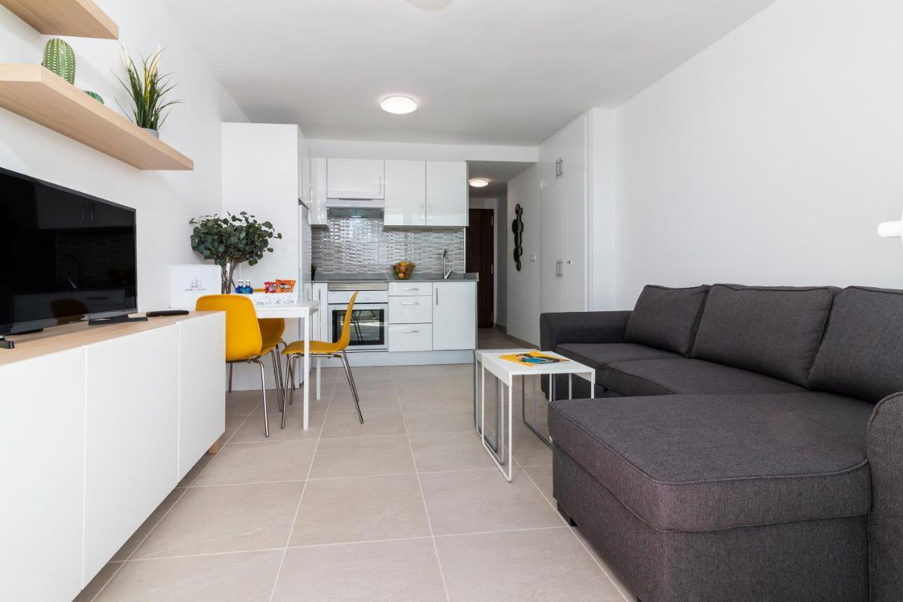 Homeforguest Modern And Recently Renovated Apartment In Arona Арона Екстериор снимка